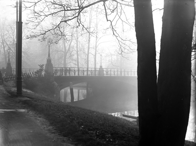 810470 Gezicht op de Herenbrug over de Stadsbuitengracht te Utrecht, in de mist.